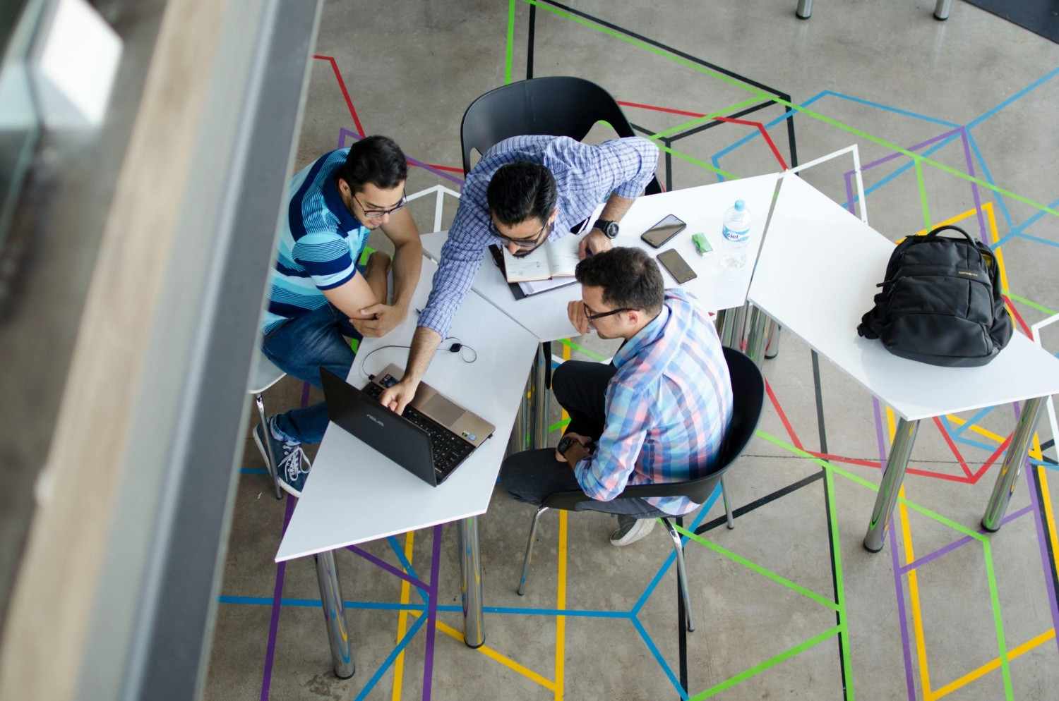 Tres personas colaborando en oficina