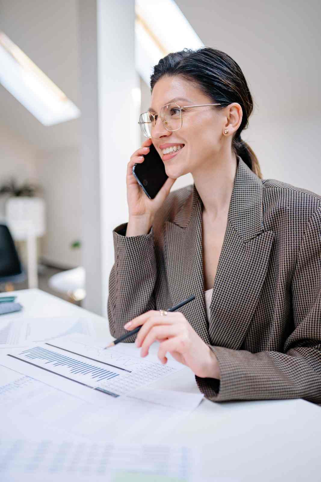 Mujer hablando por teléfono